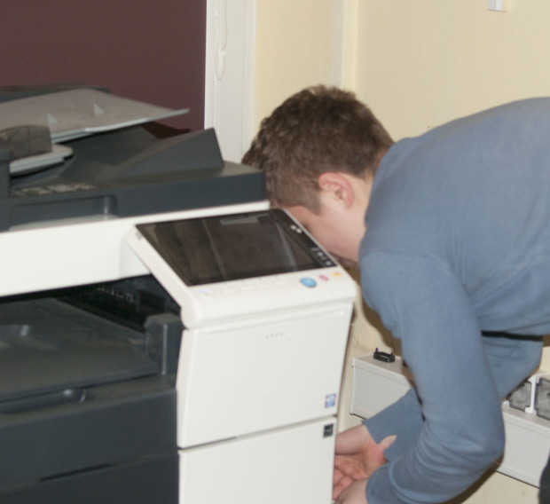 obsługa maszyny drukującej